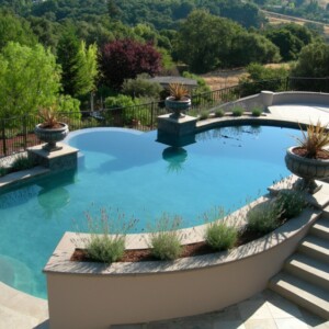 Moderne-Gartengestaltung-Steinen-Pool-Terrasse-Hochbeeten
