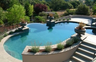 Moderne-Gartengestaltung-Steinen-Pool-Terrasse-Hochbeeten