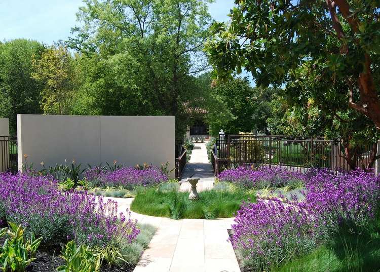 Moderne-Gartengestaltung-Steinen-Sichtschutz-Steinmauer-verputzt-Gartenweg