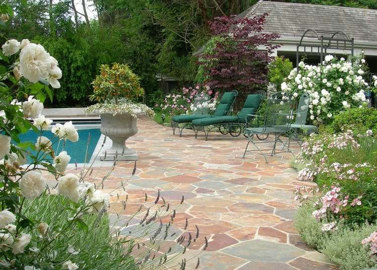 Moderne-Gartengestaltung-Steinen-Terrasse-verlegen-Ideen