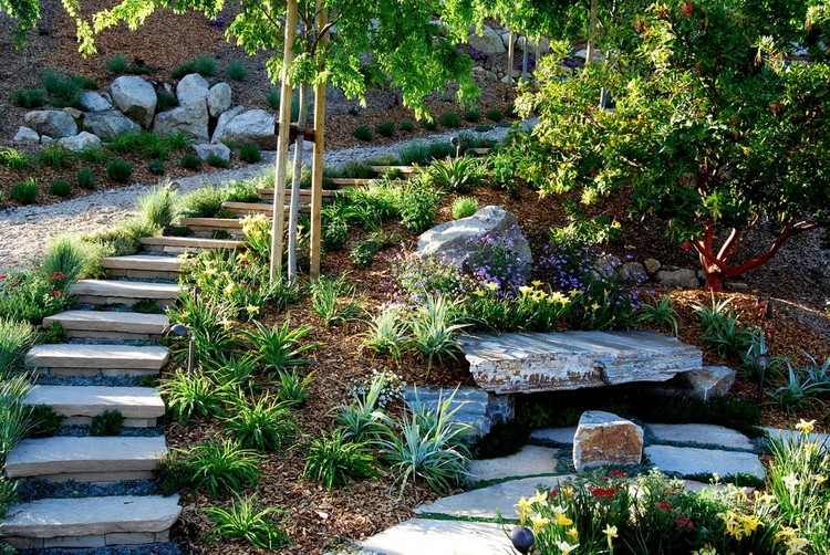 Moderne-Gartengestaltung-Steinen-Treppe-Sitzbank-Basalt