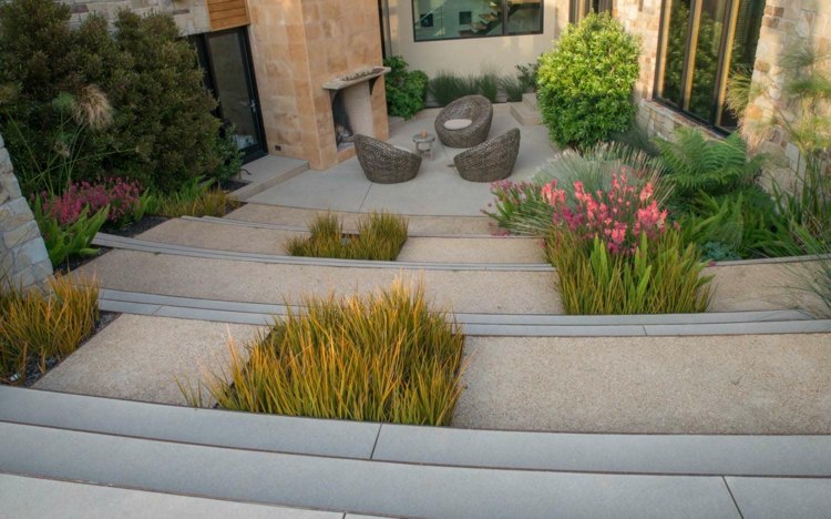 Moderner-Garten-niedrige-Lage-Schatten-Gräser-Terrasse-Stufen