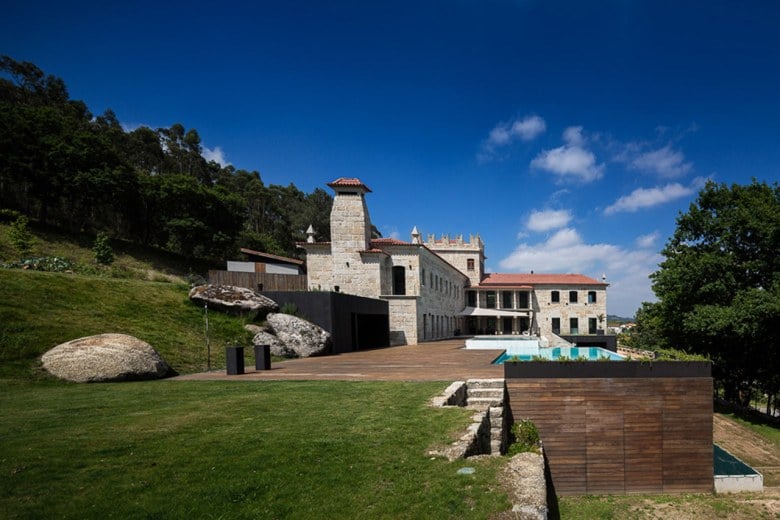Modern Landhausstil Ferienhaus Portugal schöne Gegend hohe Bäume