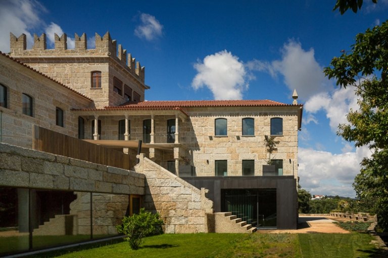 Moderner Landhausstil Haus Altbau Portugal Fassade