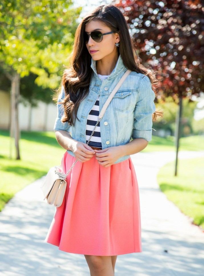 Modetrends 2015 Frühlingsmode kräftige Farben rosa knlielanges Kleid Jeansjacke