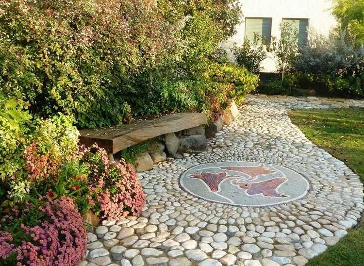 Mosaik-Garten-Gartenweg-Steine-Blumen-Motive