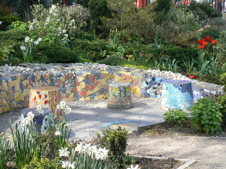 Mosaik im Garten Ideen für Mosaiktisch und Gartendeko