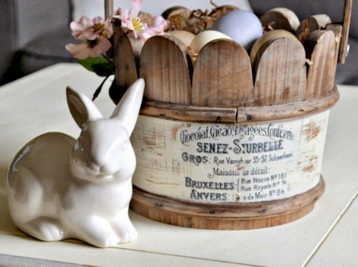 Oster-Ideen-Osterkorb-aus-Holz-Tischdekoration-weiße-Porzellanfigur-Hase