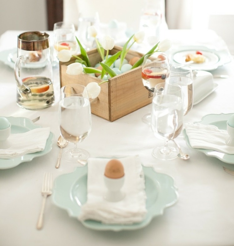 Osterdeko Tisch Holzkiste weiße Tulpen gekochte Eier