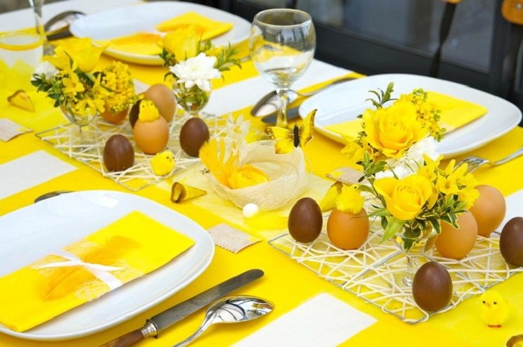 Osterdeko Tisch gelbe Tischdecke Servietten falten