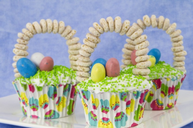Ostergeschenke basteln Osterkörbchen Plätzchen Cupcakes befüllen