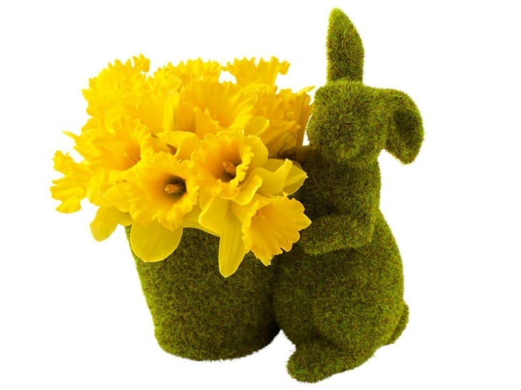 Ostergeschenke-selbst-gemacht-Moos-Hasenfigur-frische-Blumen