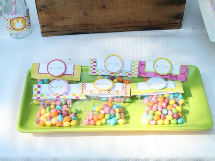 Ostern Basteln Kindern Süßigkeiten Etiketten selber machen selbstklebendes Papier