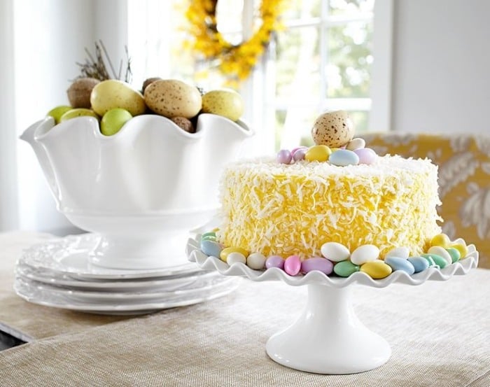 Ostertisch-Deko-Kuchen-dekoriert-mit-Schoko-Eiern-festliche-Atmosphäre-auf-der-Tafel