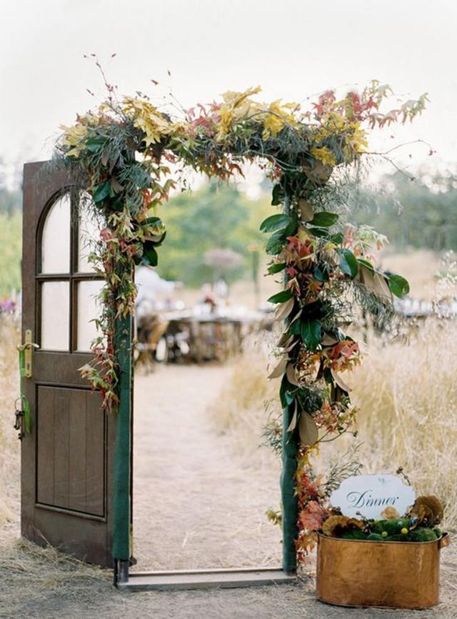 Outdoor-Hochzeitsideen-für-Türen-Vintage-Blumendekoration