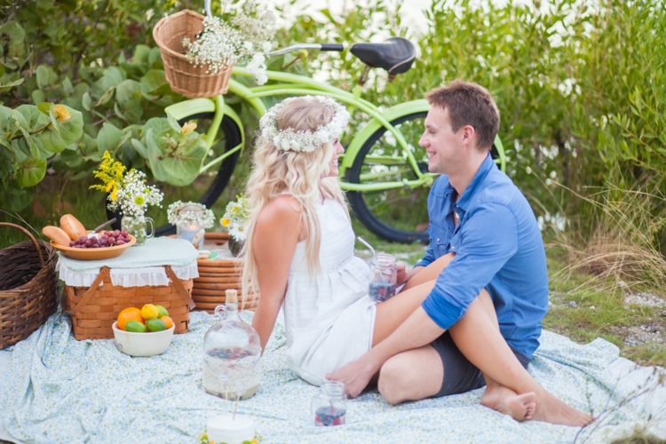 Romantisches-Picknick-Heiratsantrag-Fahrrad-Picknickdecke