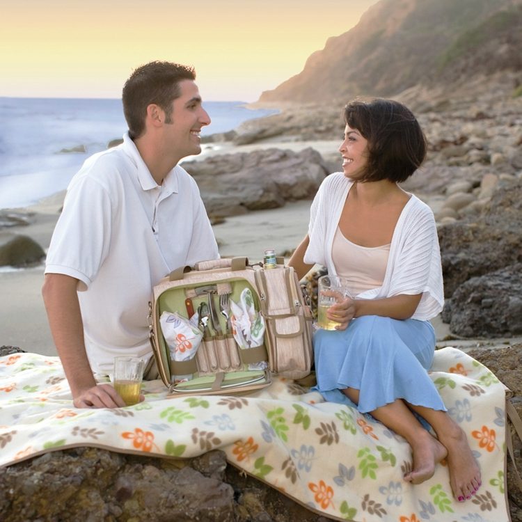 Romantisches-Picknick-Strand-organisieren-Ideen-Tagesdecke