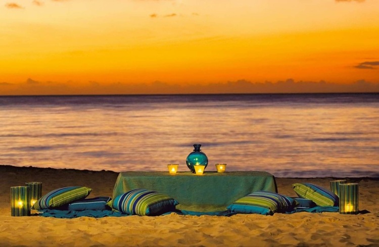 Romantisches-Picknick-bei-Nacht-Strand-Ideen