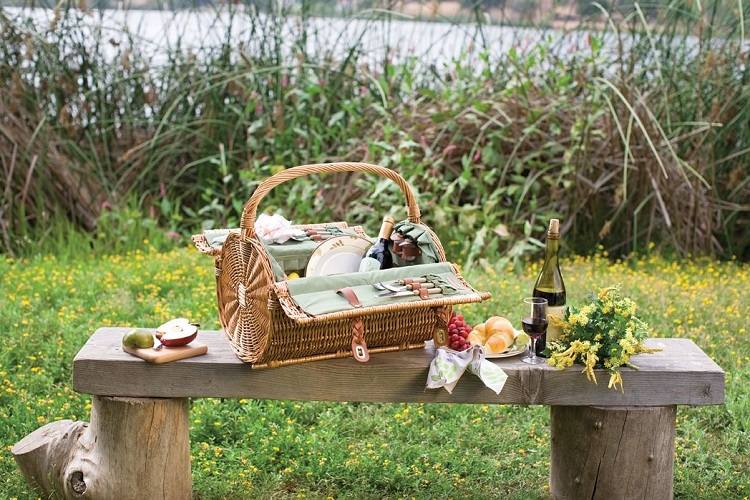 Romantisches-Picknick-organisieren-Ideen-Holz-Gartenbank-Ideen