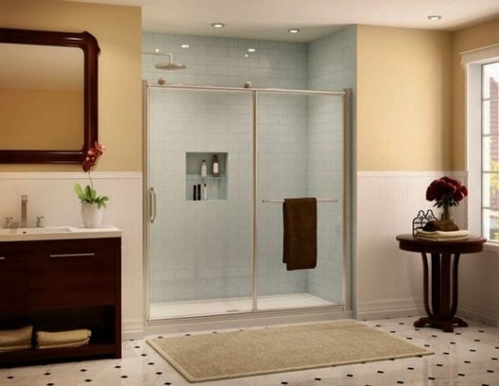 Schiebetür-Duschkabinen-kleine-badezimmer-wandbordüren-sandgelb