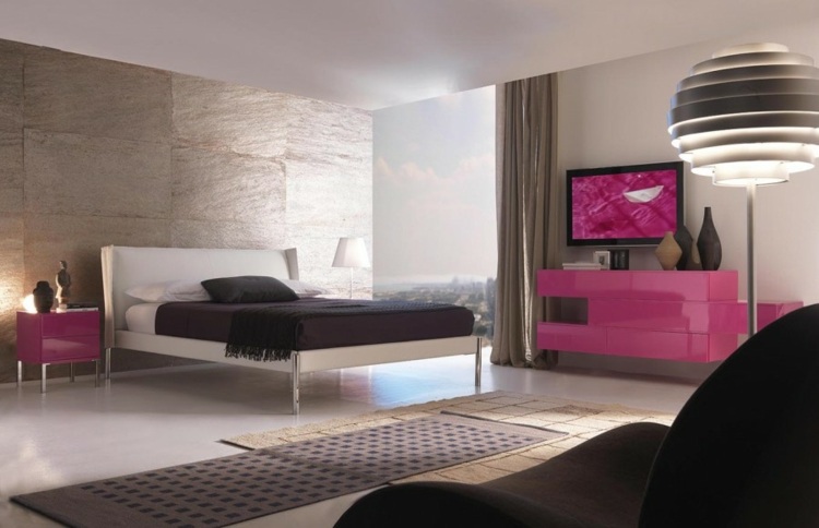 Schlafzimmer Ideen Wandverkleidung Fliesen modern Hochglanz rosa Kommode