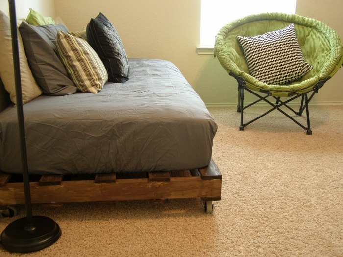 Schlafzimmer-Mobiliar-Holz-Bett-aus-Europaletten-günstig