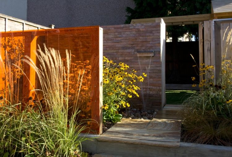 Sichtschutz Garten selber bauen Glaszaun farbig matt
