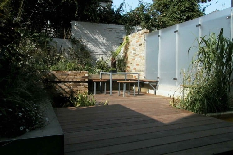 Sichtschutz Garten selber bauen Glaszaun matt Steinmauer Terrasse