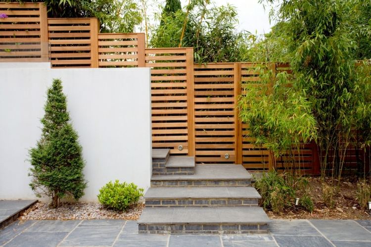 Sichtschutz Garten selber bauen Lattenzaun Betonmauer Eingangstreppe