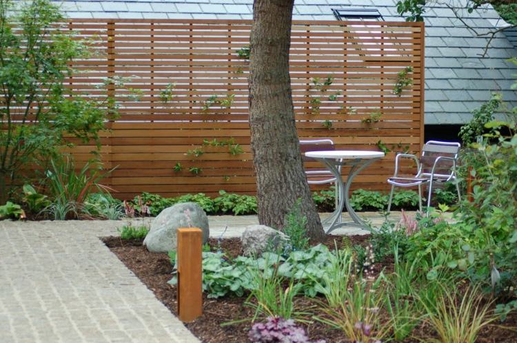 Sichtschutz Garten selber bauen Lattenzaun Pflastersteine Sitzecke Terrasse