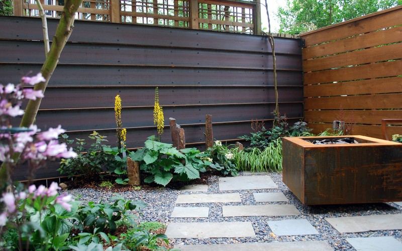 Sichtschutz-Garten-selber-bauen-Metall-Holzlatten