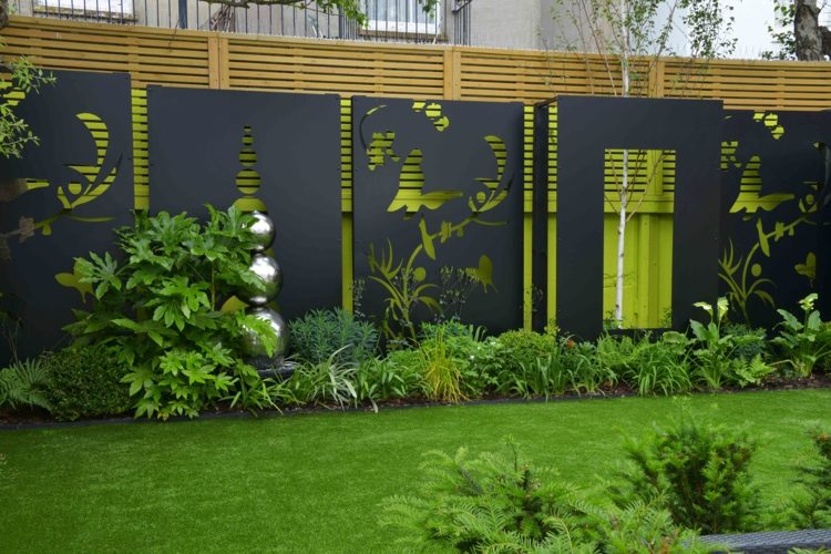 Sichtschutz Garten selber bauen Metall Rasenfläche Lattenzaun