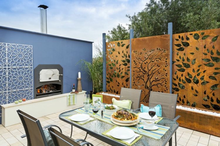 Sichtschutz Garten selber bauen Metall Zaun hoch dekorativ Kamin Terrasse