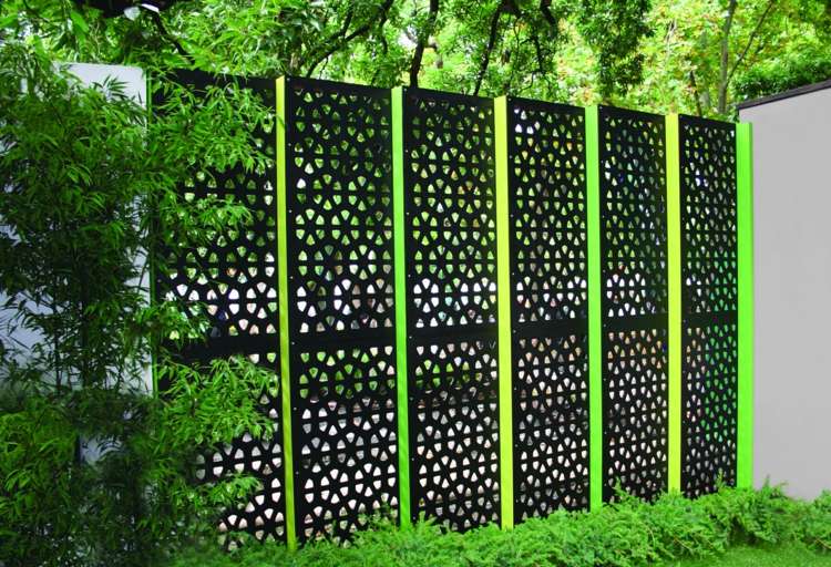 Sichtschutz Garten selber bauen Metallzaun grüne Farbe Paneele