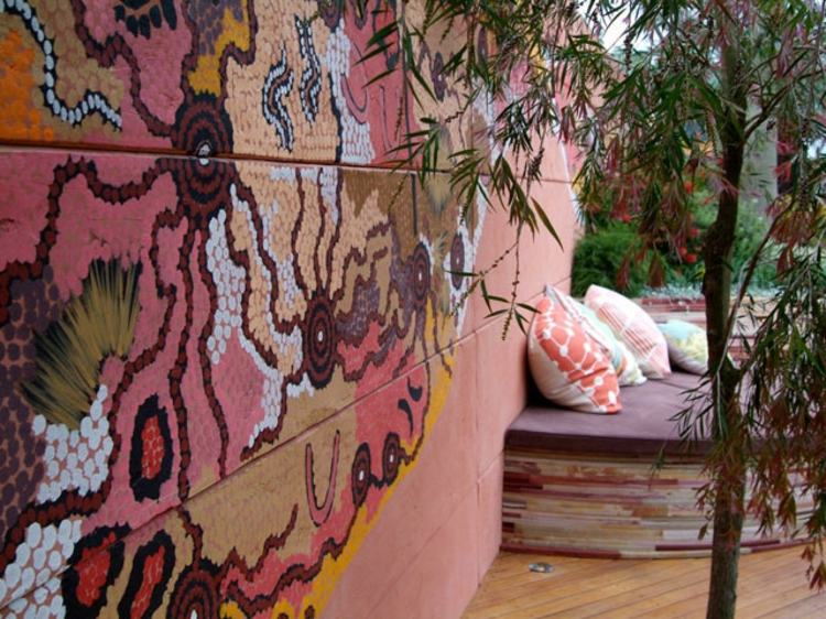 Sichtschutz Garten selber bauen Steinmauer Mosaik dekorieren