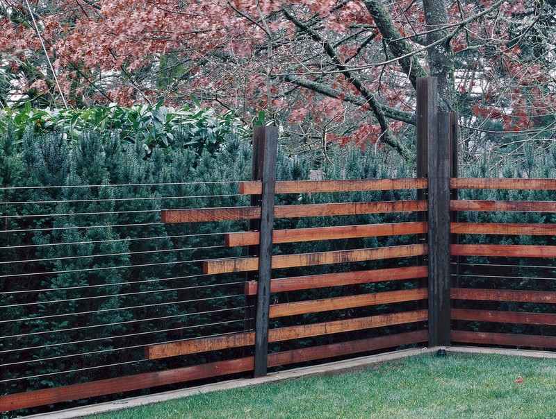 Sichtschutz-Garten-selber-bauen-modern-Holzzaun-Metall