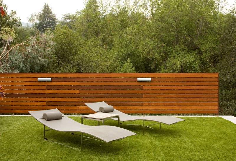 Sichtschutz-Holz-Garten-Gestaltung-Ideen-modern-Metall