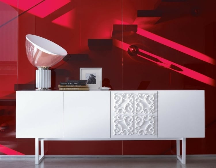 Sideboard weiß Hochglanz rote Wand leicht durchsichtig modern