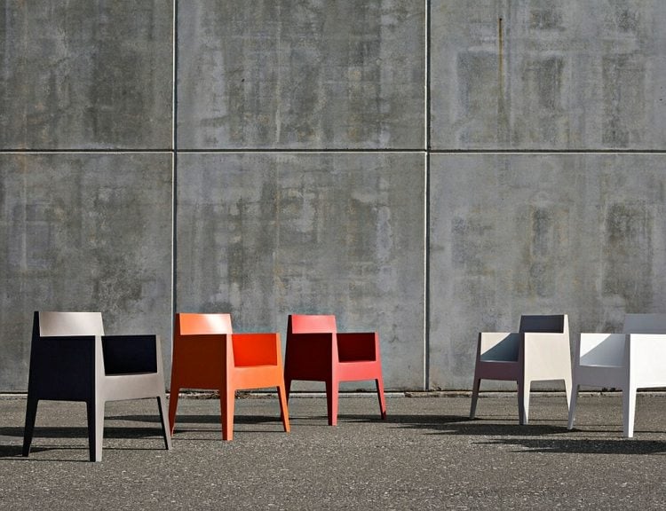 Sitzgruppe-Garten-farbenfrohe-Stühle-Kunststoff-modern