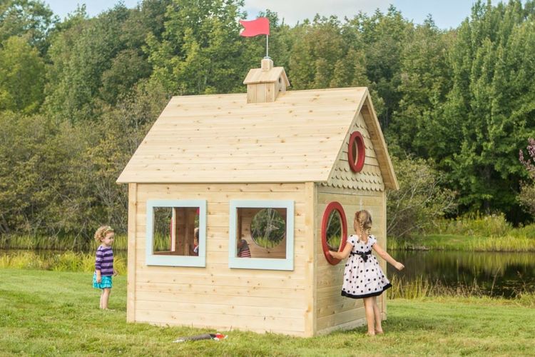 Spielhaus-im-Garten-Holz-runde-Fenster-Ideen