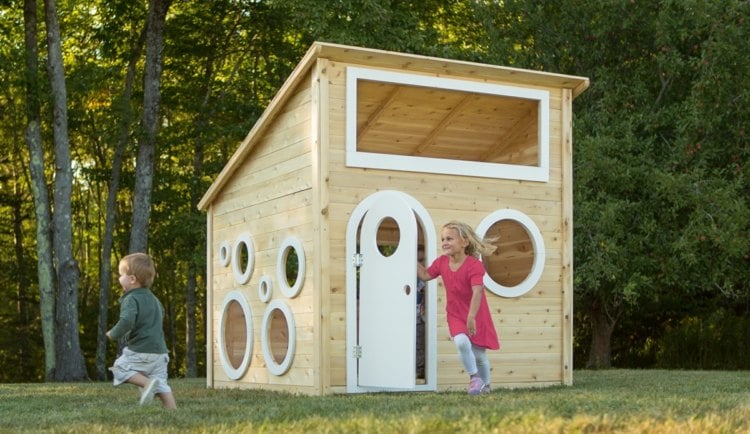 Spielhaus-im-Garten-groß-runde-Fenster-Holz-selber-bauen