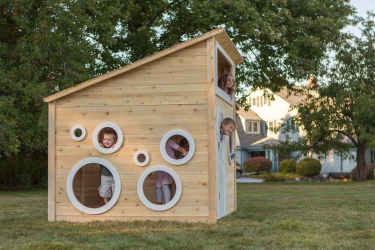 Spielhaus-im-Garten-runde-Fenster-Ideen-Kinder-Spielburg
