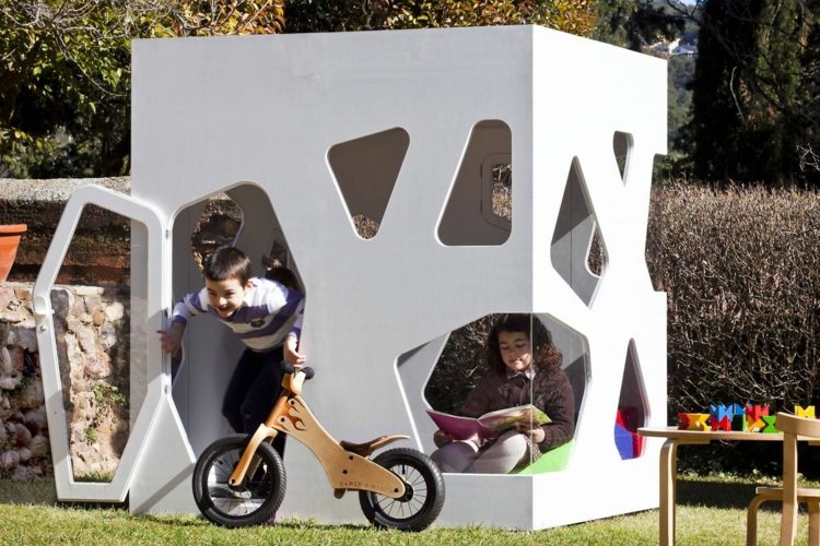 Spielhaus-im-Garten-weiß-modern-minimalistisch-Design