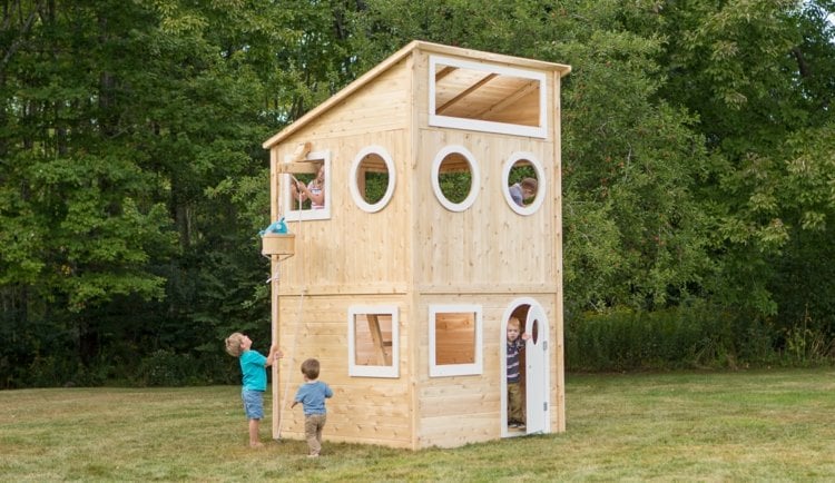 Spielhaus-im-Garten-zwei-Stockwerke-runde-Fenster-Ideen