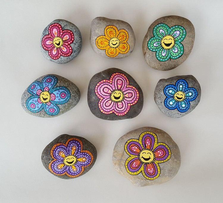 Steine bemalen Blumen Mandalas Ideen für Gartendeko