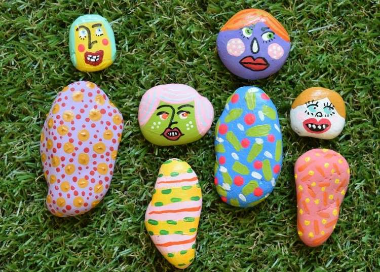 Steine bemalen Gesichter Ideen für lustige Gartendeko