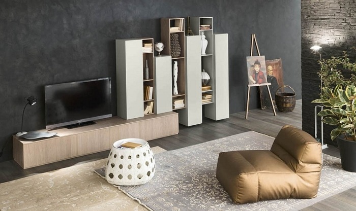 Stilvolle-Wohnwand-Design-Wohnzimmer-vertikale-Elemente-Tv-board