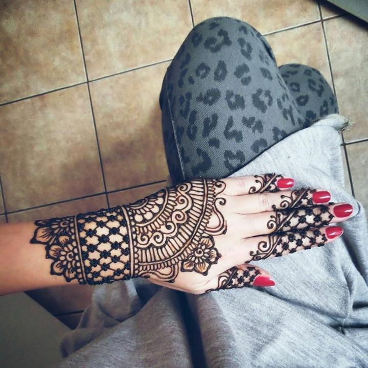 Tattoo-Handgelenk-Armband-Ideen-Henna-Frauen