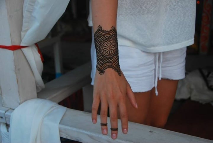 Tattoo-Handgelenk-Henna-Motive-Armband-Ideen