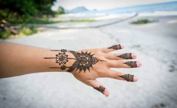 Tattoo-Handgelenk-Ideen-Beispiele-Blumen-Tribal-Motive